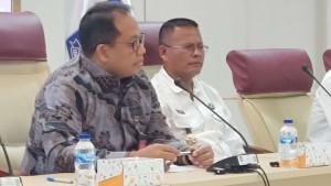 Walikota-Prabumulih-Arlan-kanan-foto-berbaju-putih.jpg