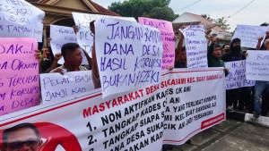 Warga-Desa-Sukarami-Geruduk-Kejari-OKU-Selatan-Desak-Tuntaskan-Dugaan-Korupsi-Dana-Desa.jpg
