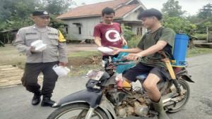 Wujud-Kepedulian-Personel-Polsek-Rambang-Muara-Enim-Rutin-Bagikan-Nasi-Kotak-Setiap-Jumat.jpg