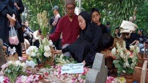Yadi-drummer-Matta-Band-bersama-istri-saat-pemakaman-anaknya.jpg