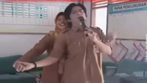 beredar-video-dua-oknum-guru-yang-asik-karaoke-mesra-di-sekolah-memakai-smart-tv.jpg