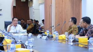 cik-ujang-pimpin-rapat.jpg