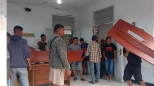eluarga-korban-saat-menjemput-jenazah-korban.jpg