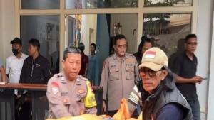 epolisian-melakukan-evakuasi-mayat-perempuan-berinisial-DDL.jpg