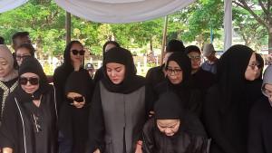olla-ramlan-pingsan-di-pemakaman-ibu.jpg