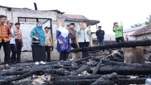 putri-azizah-prima-salam-kunjungi-korban-kebakaran.jpg