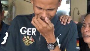 satrio-menangis-cium-kaki-ibu-usai-diterima-jadi-anggota-polri-usai-dibegal.jpg