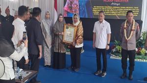 titiek-soeharto-penghargaan-okut.jpg