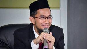 viral-cerita-sosok-ustadz-adi-hidayat-beasiswa-kuliah-sampai-s3-dan-umroh-bagi-penghafal-al-quran.jpg