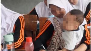 zulfa-siswi-mts-garut-bawa-adik-ke-sekolah.jpg