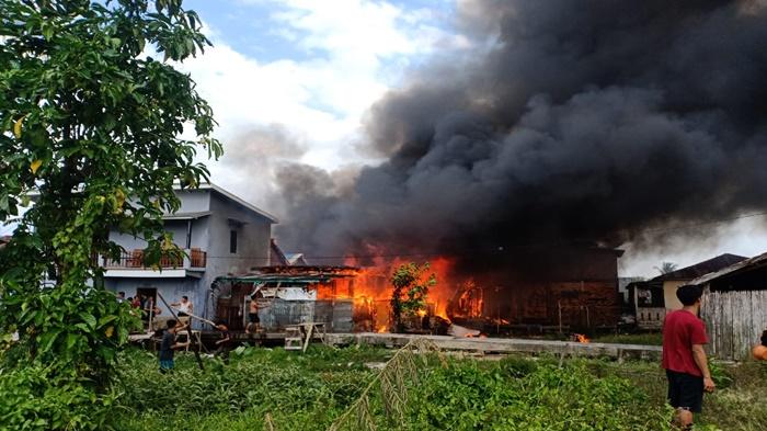10-Rumah-Hangus-Kebakaran-di-SU1-Palembang.jpg
