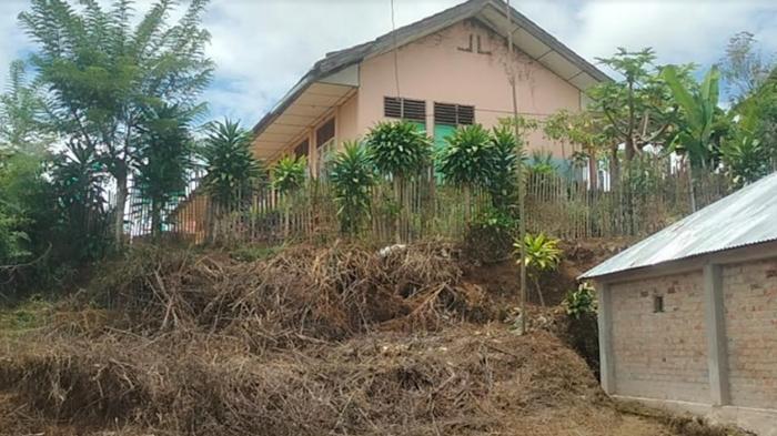 10-Tahun-Siswa-di-SD-Negeri-10-Semende-Darat-Tak-Tenang-Belajar-Bangunan-Sekolah-Terancam-Longsor.jpg