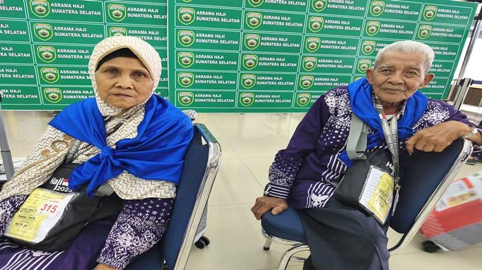 12-Tahun-Menanti-Pasutri-Lansia-Asal-OKU-Timur-Sumsel-Akhirnya-Bisa-Pergi-Haji.jpg