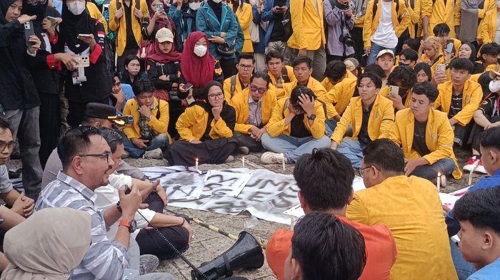 12-Tuntutan-Mahasiswa-Saat-Menggelar-Aksi-di-DPRD-Sumsel-Soroti-Dunia-Pendidikan.jpg