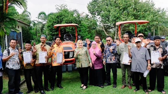15-Mesin-Traktor-Gratis-Dibagikan-Bupati-Musi-Rawas-Demi-Tingkatkan-Hasil-Panen-Masyarakat.jpg
