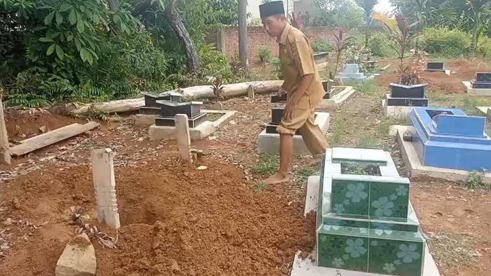 2-Makam-di-Desa-Mataram-Musi-Rawas-Dibongkar-OTK-Hingga-Hebohkan-Warga-Pelaku-Lubangi-Batu-Nisan.jpg
