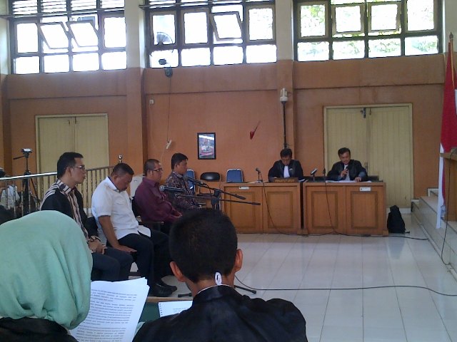 4-pimpinan-dewan-muba-ketika-mengikuti-jalannya-sidang-perdana-di-pengadilan-tipikor-pn-palembang_20160307_103159.jpg