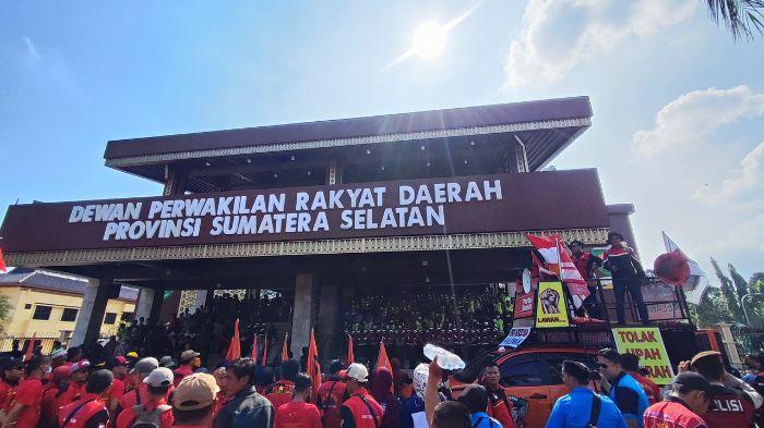 6-Tuntutan-Buruh-Saat-Gelar-Aksi-di-Kantor-DPRD-Sumsel-Hari-Buruh-Bukan-Perayaan-Tapi-Peringatan.jpg