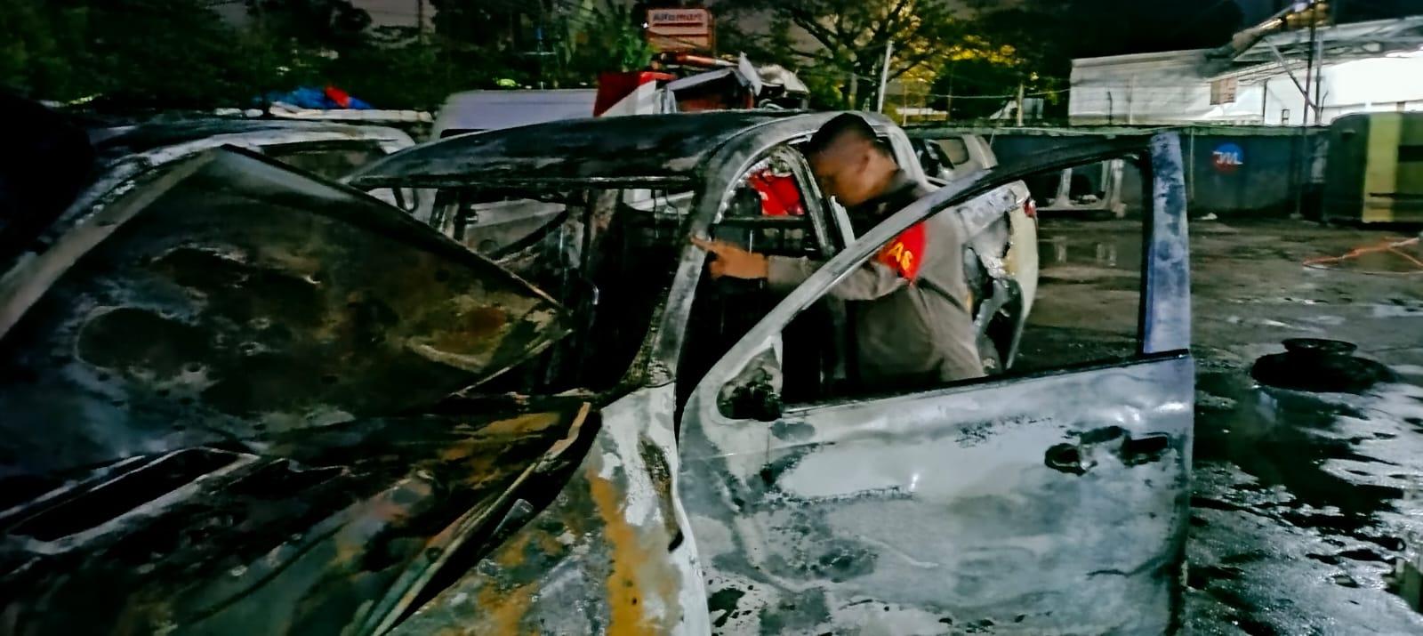 7-Mobil-Terbakar-di-Bengkel-Aman-3-Kalidoni-Palembang-Diduga-Korsleting-Dari-Mobil-Triton.jpg