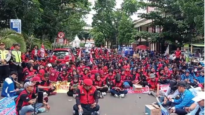 7-Tuntutan-Aksi-Demo-Buruh-di-Palembang-Tolak-Upah-Murah-Hingga-Minta-UMSP-2025-Direvisi.jpg