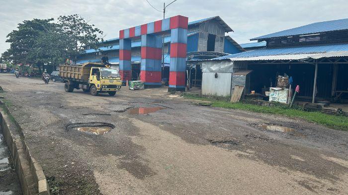 Warga Resah Jalan di Depan Pasar Randik Muba Rusak Parah, Dinas PUPR Janji Bakal Segera Perbaiki