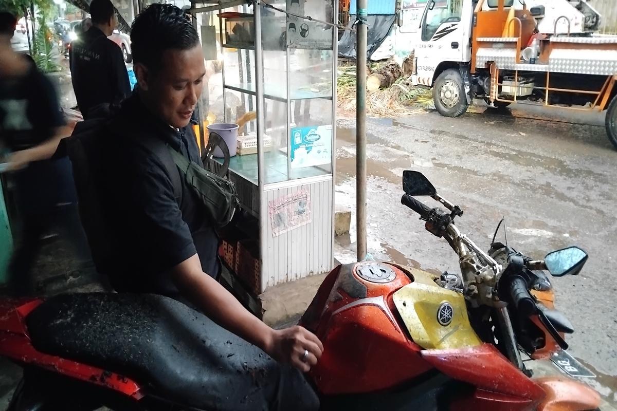 Pohon Tumbang Menimpa Satu Motor di Jalan Kamboja Ilir Timur I Palembang, Rusak dan Penyok