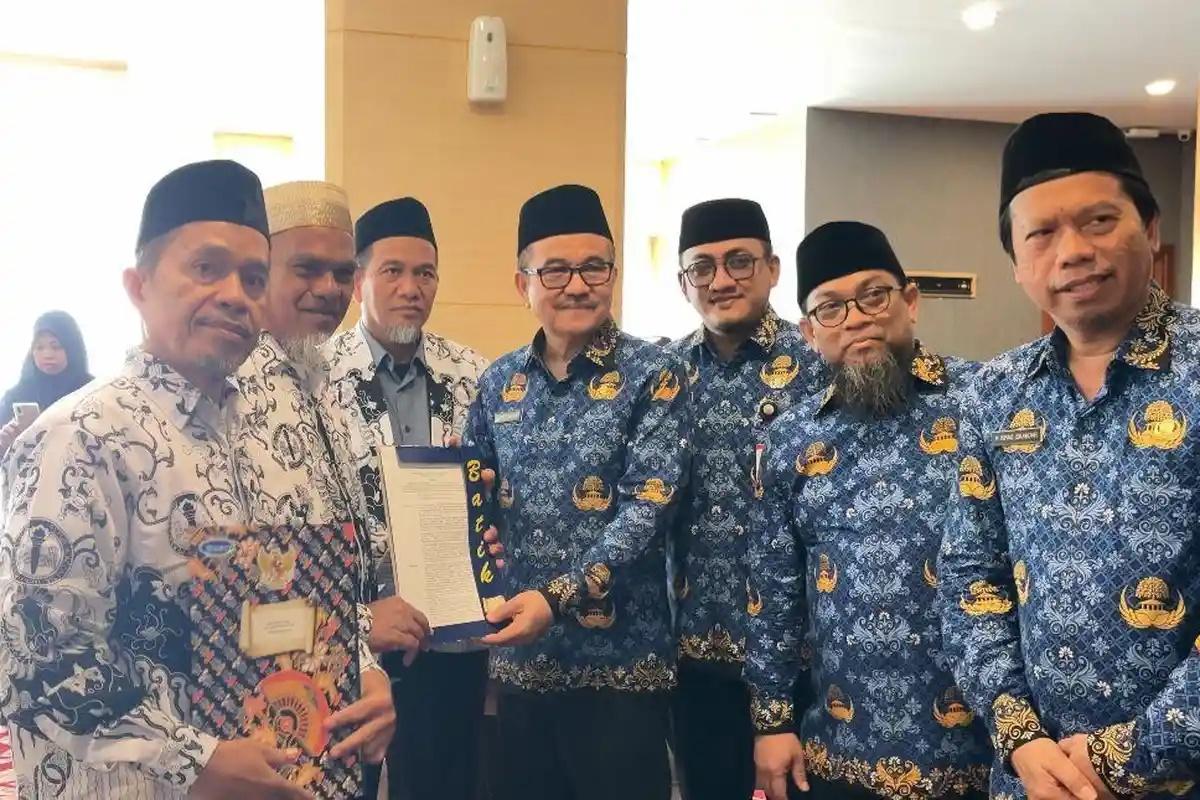 Abdul-Muis-dan-Rasnal-kini-lega-setelah-menerima-SK-pengaktifkan.jpg