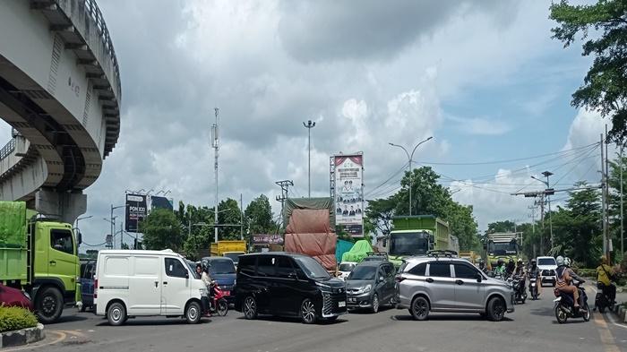 Ada-Fuso-Tergelicir-Jalan-di-Simpang-Bandara-Palembang-Macet-Panjang.jpg
