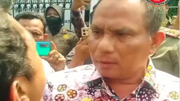 Adu-mulut-terjadi-oleh-warga-ketika-Plt-Sekda-Pati-Riyoso-datang-ke-lokasi-langsung-memerinta.jpg