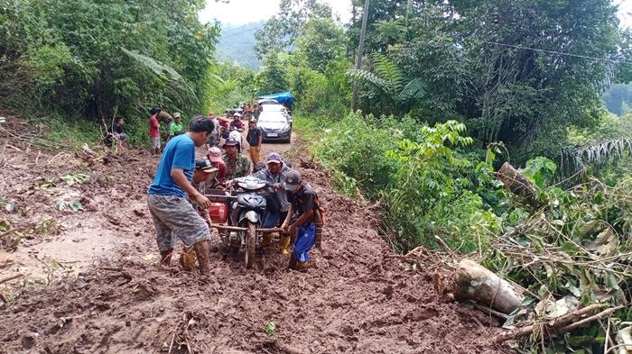 Akses-Jalan-Tertutup-Akibat-Longsor-OKU-Selatan-Kendaraan-Harus-Bayar-Hingga-Rp-15-Ribu-Untuk-Lewat.jpg