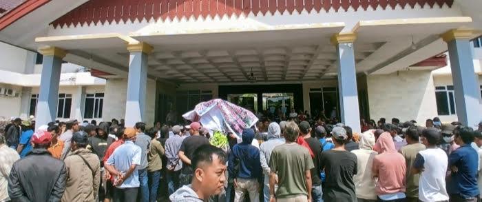 Akses Jalan Vital Perkebunan Ditutup Perusahaan, Ratusan Warga Pedamaran OKI Gelar Demo