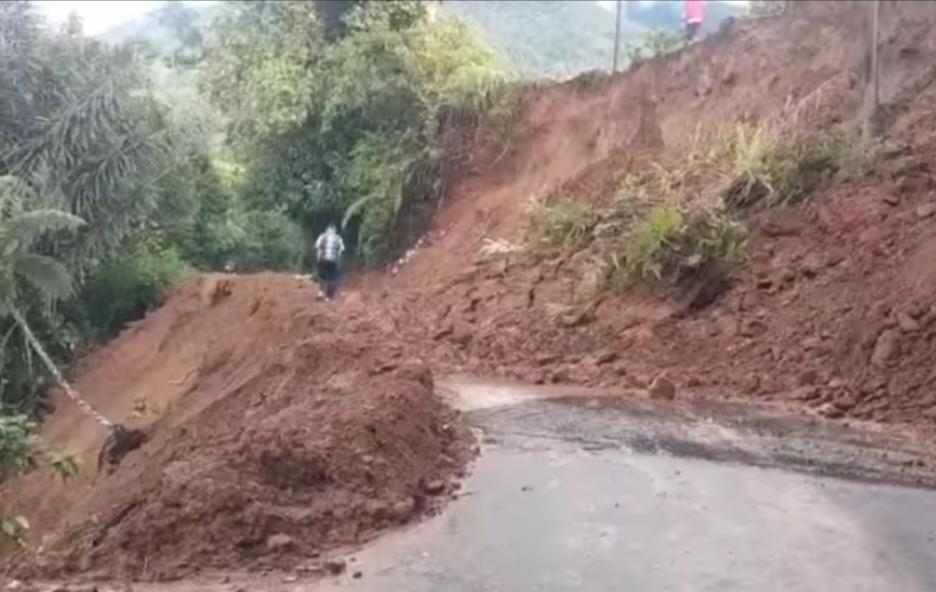 Diguyur Hujan Lebat, Longsor Kembali Timbun Jalan di Semende, Muara Enim, Warga Diminta Berhati-hati