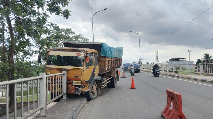 Alami-Rem-Blong-Truk-Nyaris-Terjun-Dari-Jembatan-Musi-2-Palembang-Hantam-Pembatas-Jalan.jpg
