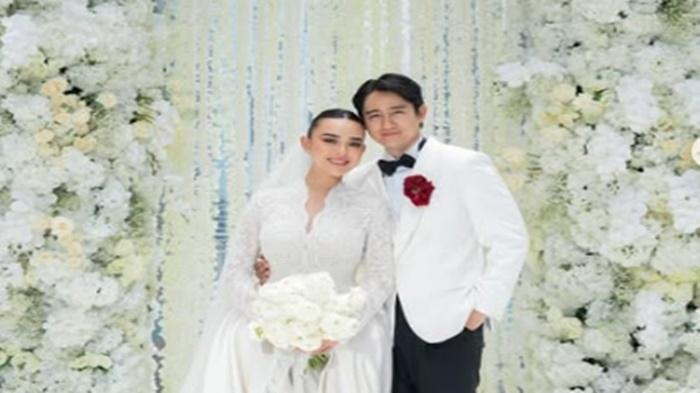 Amanda-dan-Kenny-memberikan-souvenir-pernikahan-dalam-jumlah-banyak-dan-bernilai-fantastis.jpg