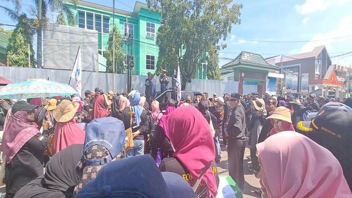 Ancam-Demo-Lebih-Besar-Warga-Tegal-Binangun-Kecewa-Pemprov-Sumsel-Minta-Waktu-30-Hari-Cari-Solusi.jpg
