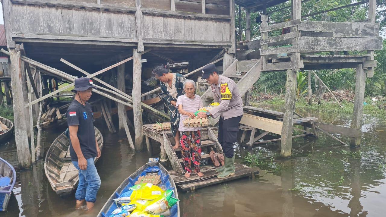Anggota-Polsek-Bayung-Lencir-menyerahkan-paket-sembako-kepada-warga-t.jpg
