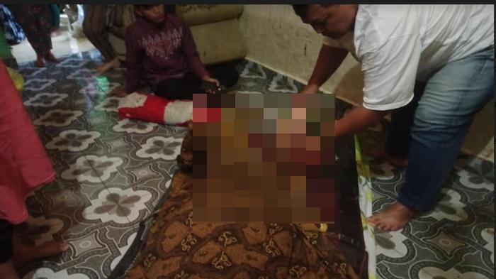 Anggota-Polsek-Ilir-Barat-I-identifikasi-mayat-wanita-muda-yang-ditemukan-tewas-terbakar.jpg