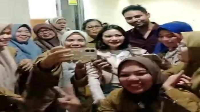 Antar-Undangan-Nikah-ke-Wali-Kota-Prabumulih-Kedatangan-Lady-Rara-Bikin-Heboh-ASN-Diajak-Foto.jpg