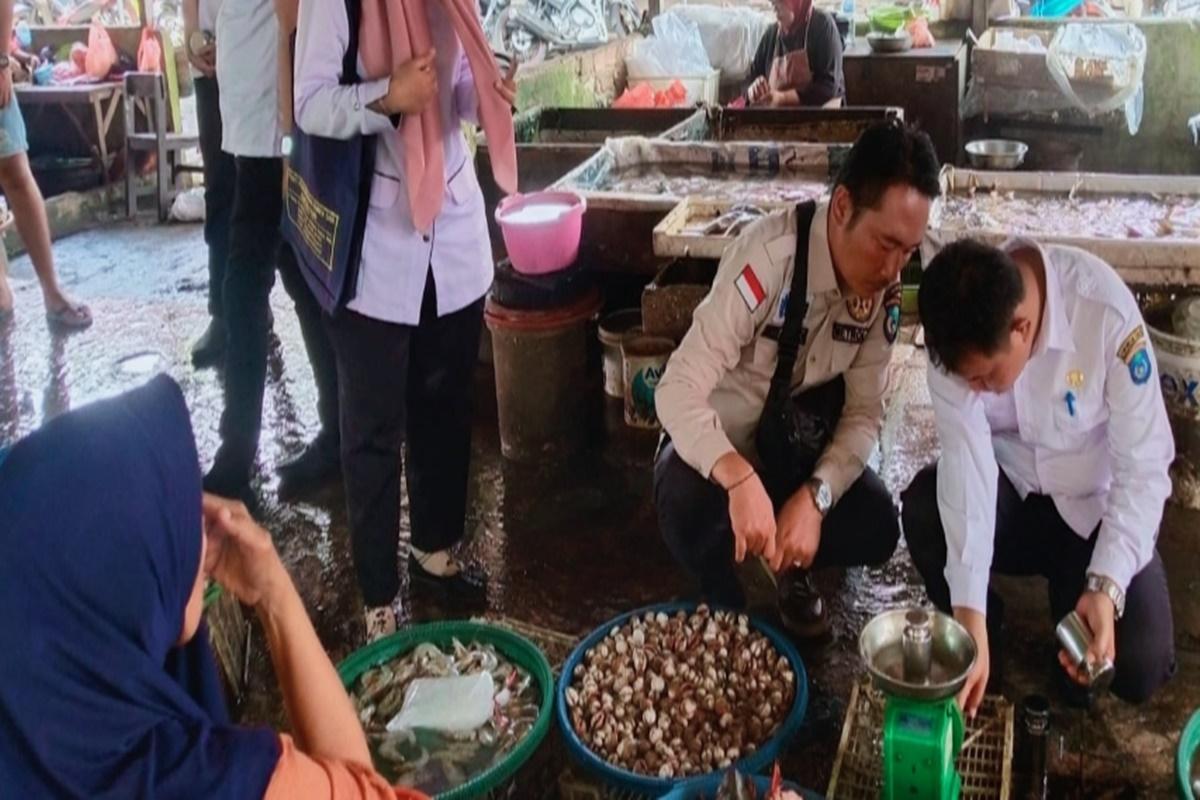 Antisipasi Kecurangan, Timbangan Puluhan Pedagang Ikan di Pasar Kayu Agung OKI Ditera Ulang