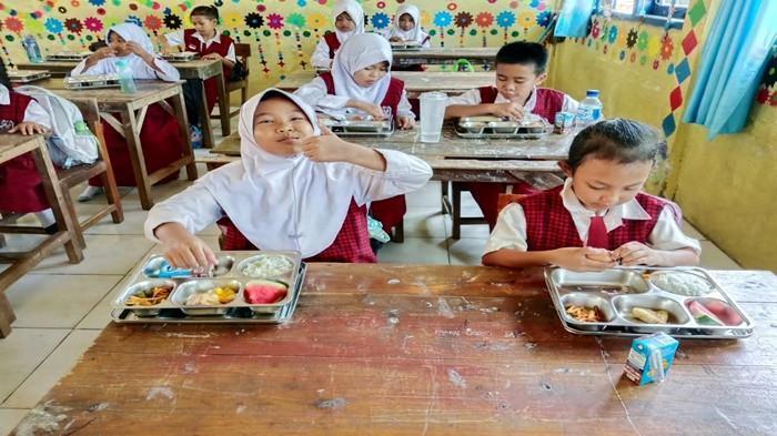 Antisipasi-Keracunan-Dinkes-Sumsel-Imbau-MBG-Tak-Dibawa-Pulang-Sebaiknya-Dimakan-di-Sekolah.jpg