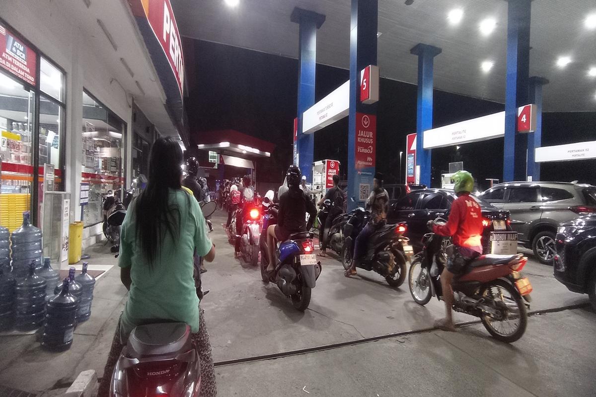 Antrean-panjang-kendaraan-yang-akan-mengisi-BBM-di-SPBU-Coco-Golf.jpg