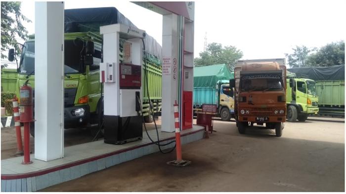 Antrean-truk-solar-di-SPBU-Jalan-Lintas-Palembang-Jambi.jpg