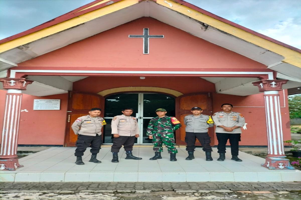 Aparat-gabungan-TNI-Polri-bersiaga-di-depan-Gereja-Pouk-Cinta-Manis.jpg