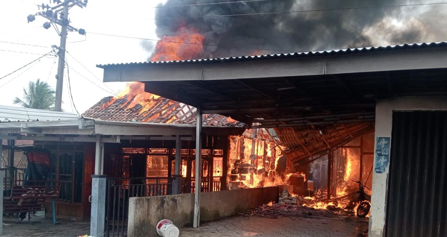 Api-membakar-hebat-tiga-rumah-warga-di-Kelurahan-Soak-Baru-Sekayu.jpg