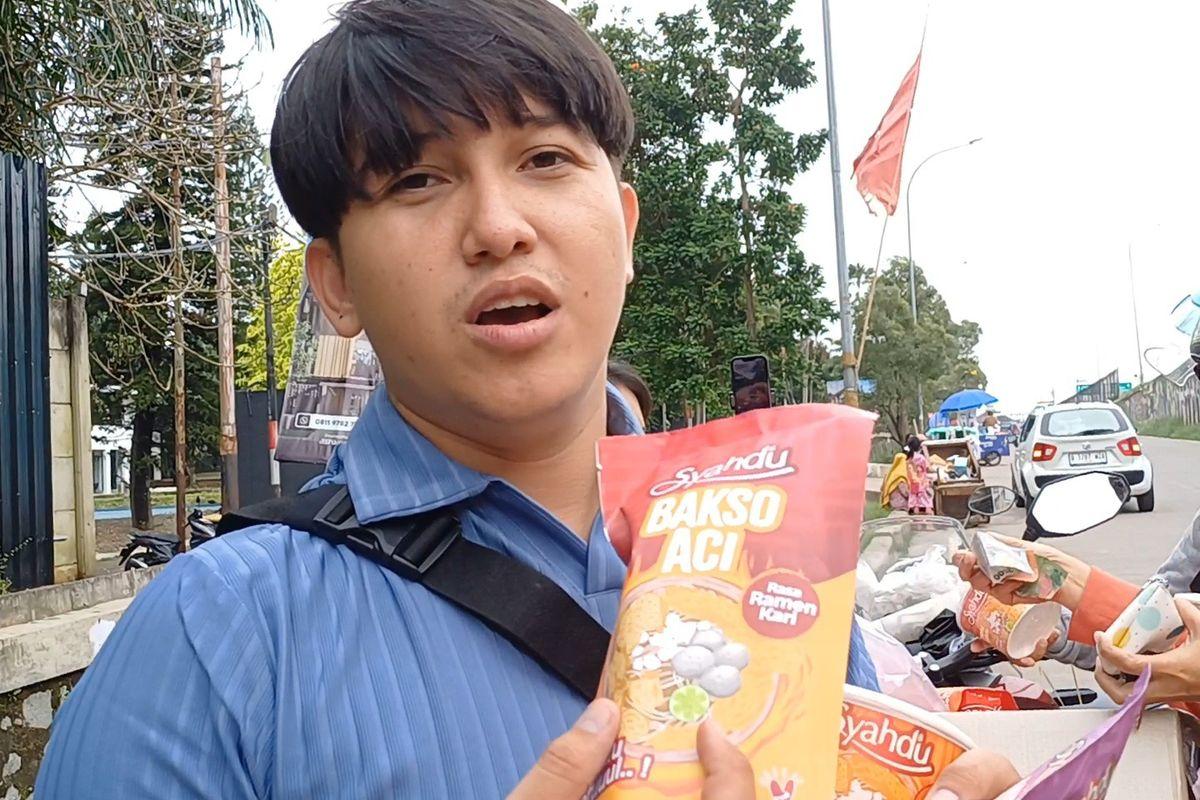 Artis-peran-Sidik-Eduard-berjualan-cuanki-instan.jpg