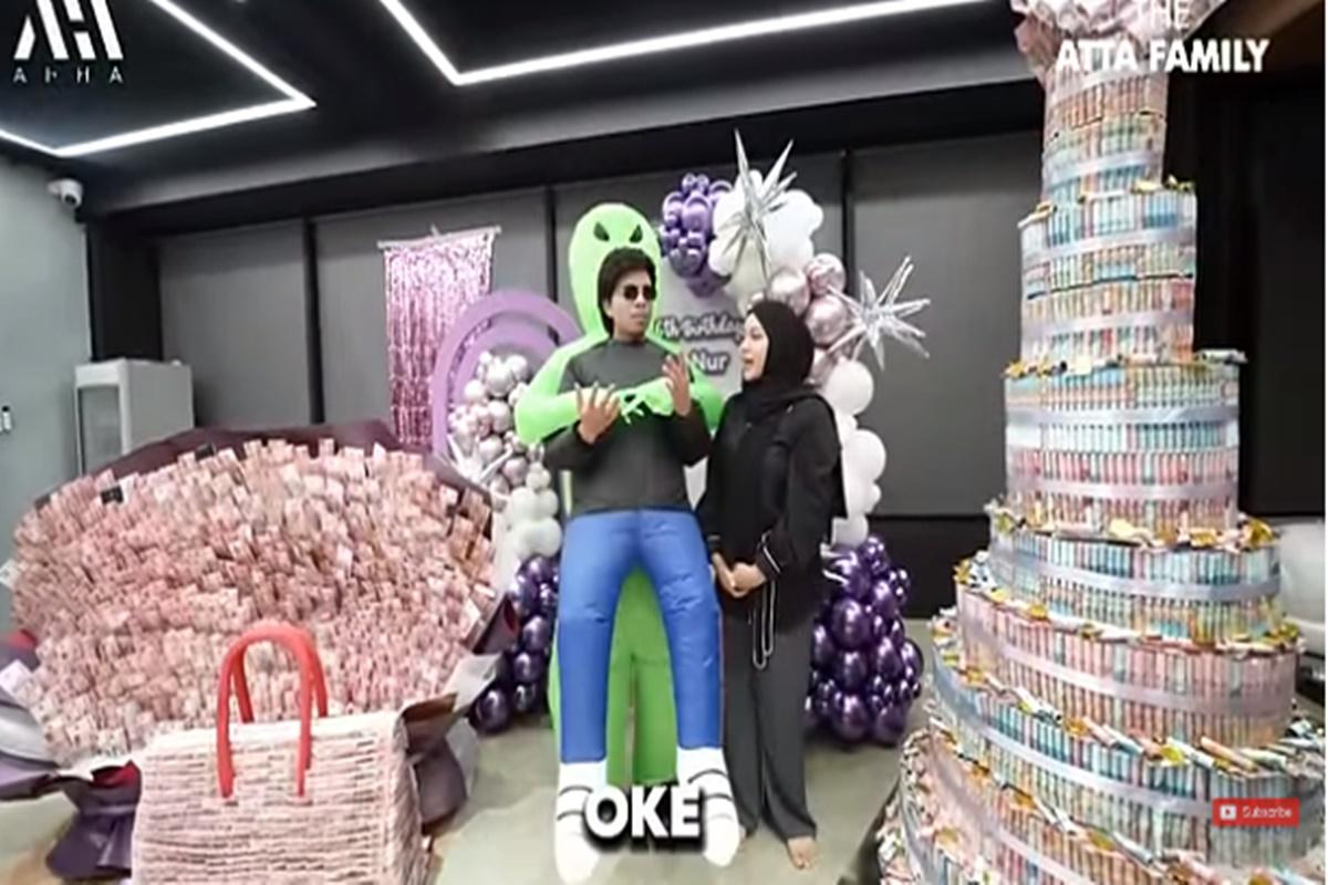 Bukan Flexing, Ini Makna Gepokan Uang Pemberian Atta Halilintar di Hari Ultah Aurel Hermansyah