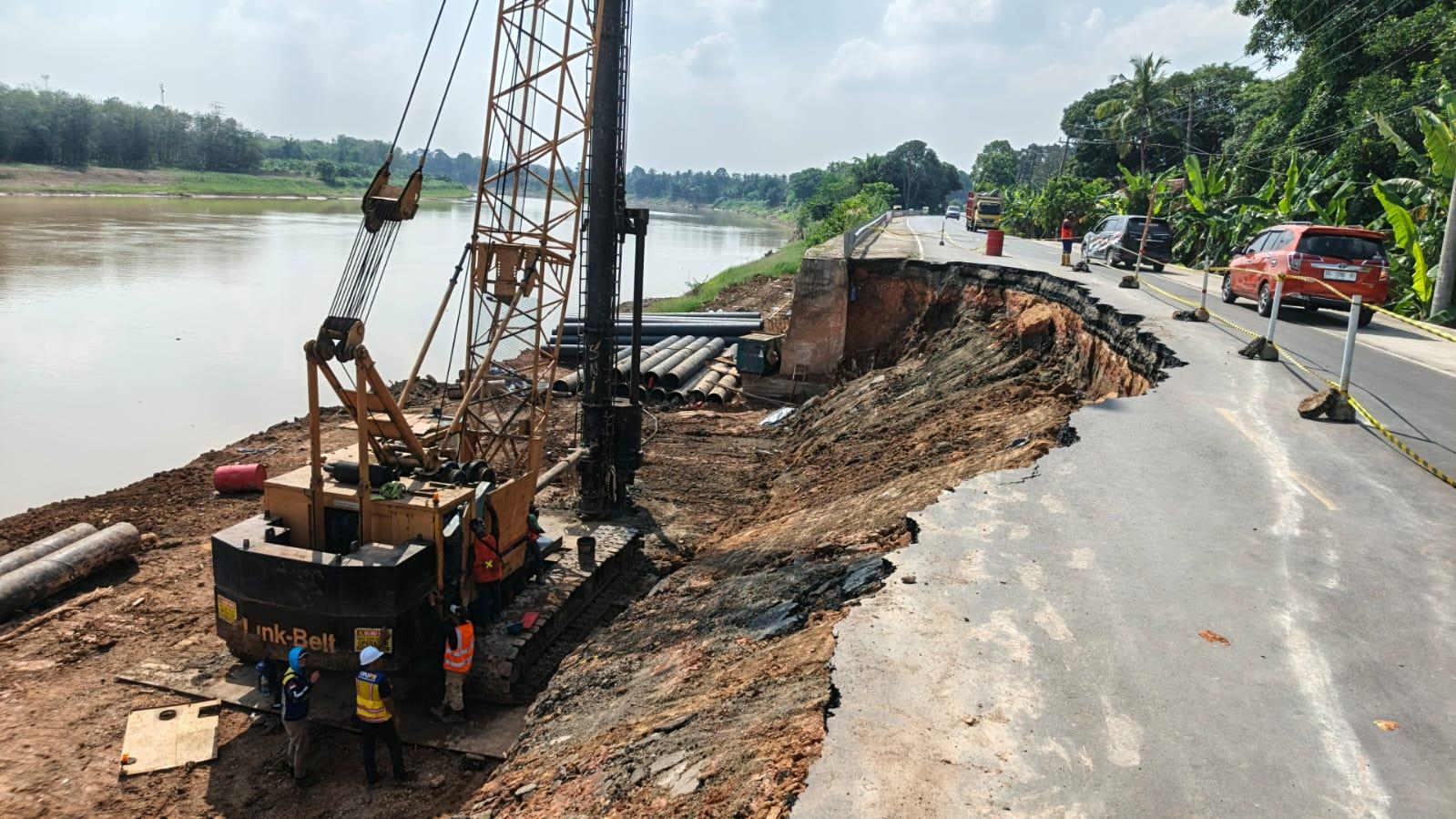 Awas! Jalan Amblas di Jalinteng Desa Sukarami Muba, Kendaraan Hanya Bisa Lewat Satu Arah - Tribunsumsel.com