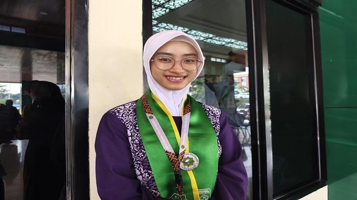 Bahagianya-Sayyidah-Nadhriytaul-Mufarroch-Bisa-Dampingi-Ibu-Berangkat-Haji-di-Usia-22-Tahun.jpg