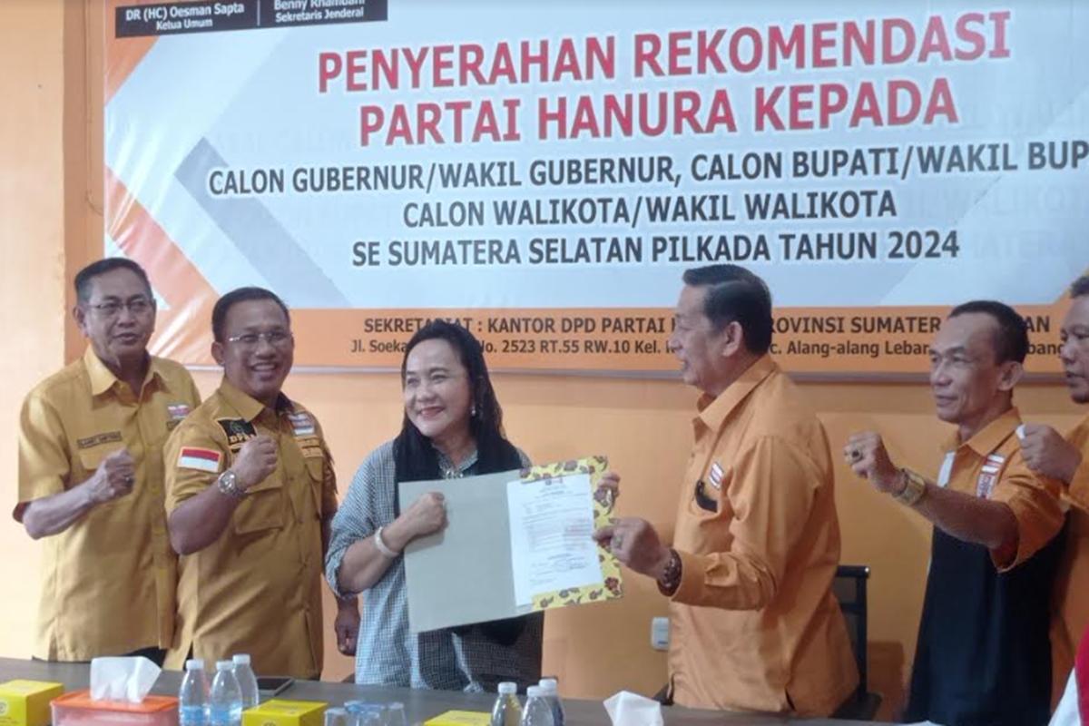 Balon-bupati-Muba-Lucinaty-saat-menerima-rekomendasi-dari-partai-Hanura-untuk-Pilkada-2024.jpg