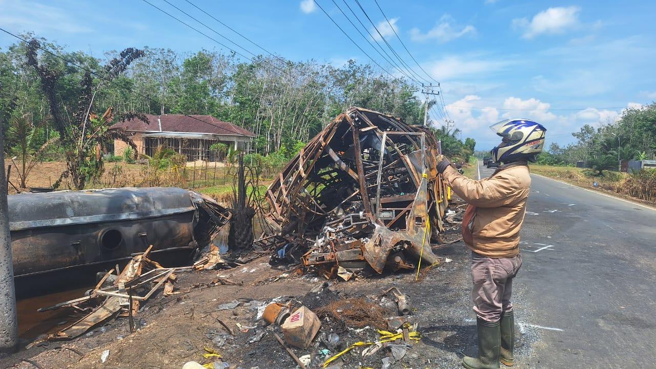 Bangkai Bus ALS dan Truk Tangki yang Kecelakaan dan Hangus Terbakar di Muratara Jadi Sorotan Warga